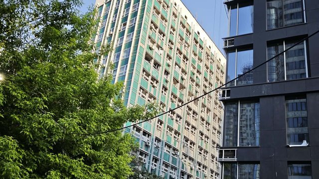 Репортаж: На місцях ударів в Києві тривають відновлювальні роботи, вибиті шибки закриті дошками, більшість бізнесів працює