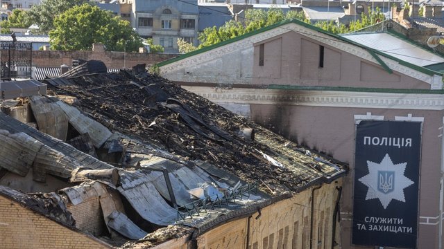 Репортаж: На місцях ударів в Києві тривають відновлювальні роботи, вибиті шибки закриті дошками, більшість бізнесів працює