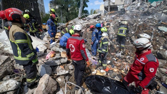 УЧХ бере участь у рятувальних заходах на місці руйнувань житлового будинку після російської атаки на Київ