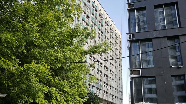 Репортаж: На місцях ударів в Києві тривають відновлювальні роботи, вибиті шибки закриті дошками, більшість бізнесів працює
