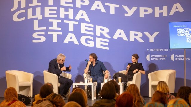 Панельна дискусія «Туман війни: де закінчується правда і починається контроль». Андрій Куликов (зліва), Пітер Померанцев (по центру), Любов Цибульська. Відкриття ХІV Міжнародного фестивалю «Книжковий Арсенал». Національний культурно-мистецький та музейний