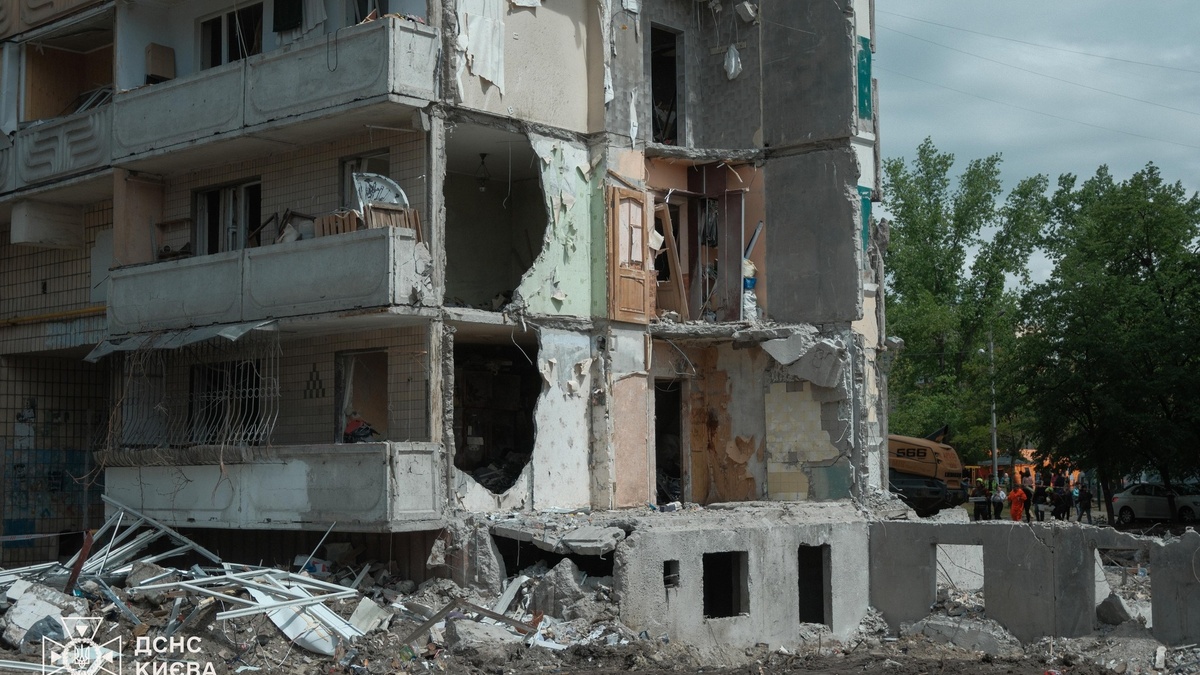 Аварійно-відновлювальні роботи тривають на місці влучання російської ракети у Києві – ДСНС