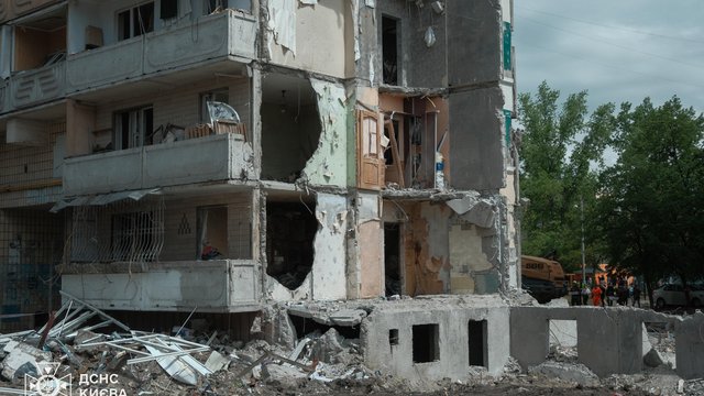 Аварійно-відновлювальні роботи тривають на місці влучання російської ракети у Києві – ДСНС
