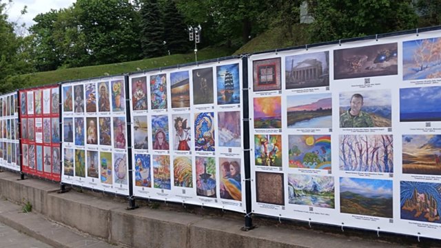 Виставку робіт військових, переселенців і дітей війни відкрили біля Арки Свободи у Києві