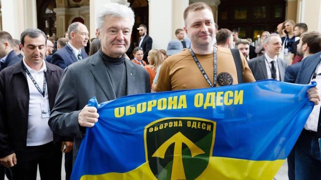 Порошенко и Зеленский во время встречи говорили о путях окончания войны