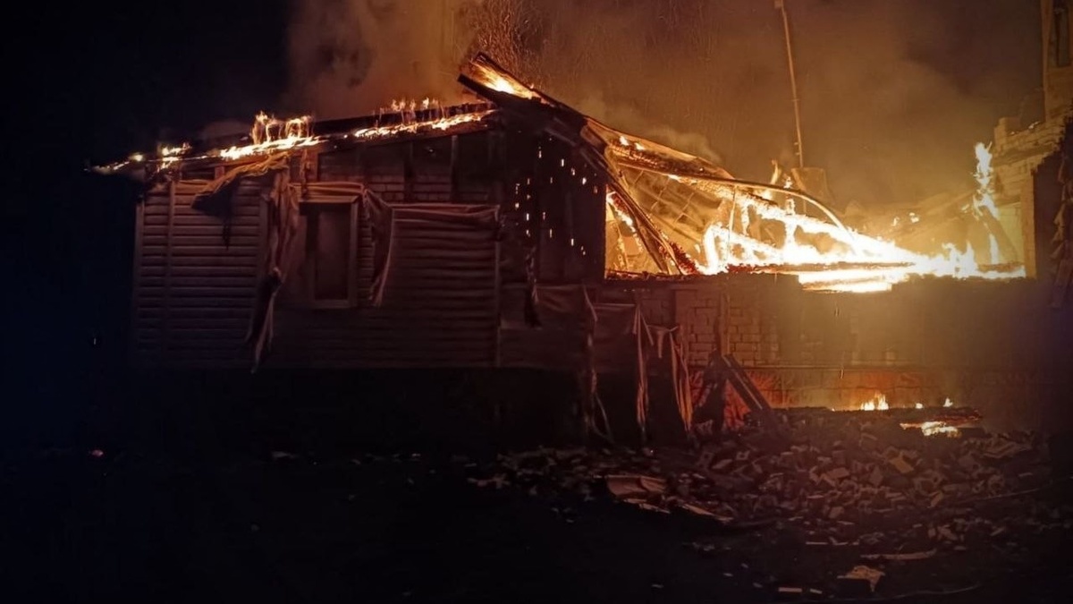 На Чернігівщині двоє людей постраждали внаслідок російських ударів по приватному сектору