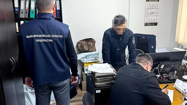 Затримано керівника слідчого відділу поліції, який вимагав $5 тис. за "невтручання" у бізнес на Прикарпатті