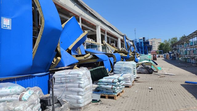 В результате российской ракетной атаки подвергся разрушениям ТЦ "Эпицентр" в Прилуках, ранены два сотрудника