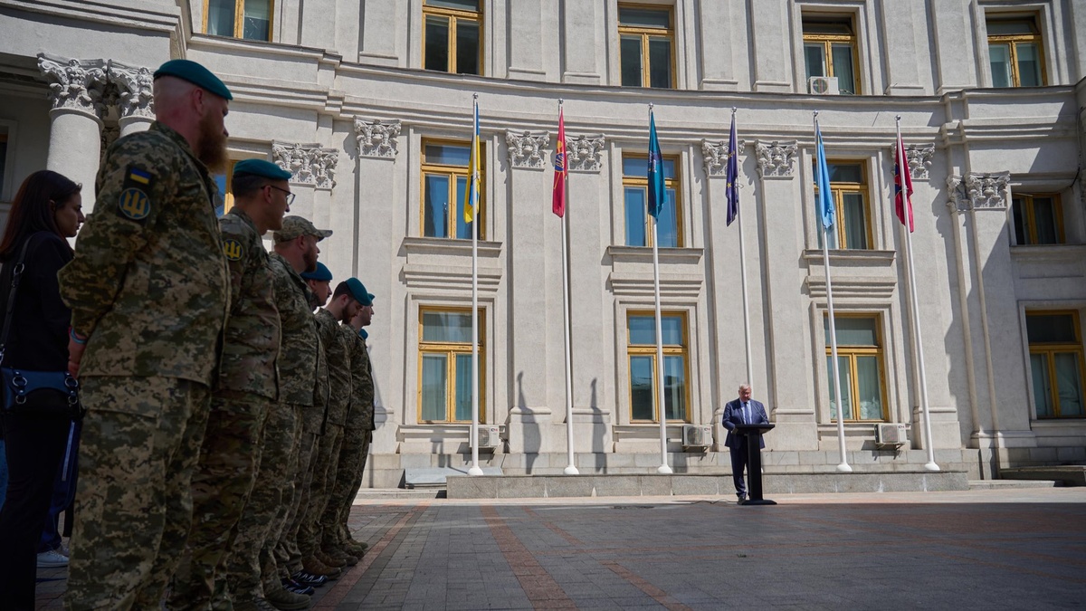 Прапор морської піхоти урочисто підняли перед будівлею МЗС України