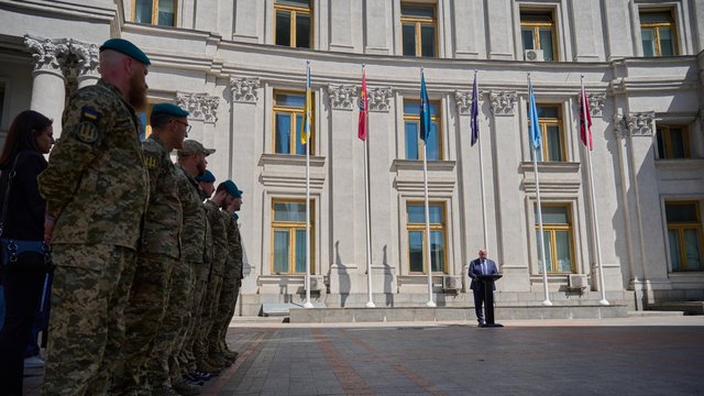 Прапор морської піхоти урочисто підняли перед будівлею МЗС України