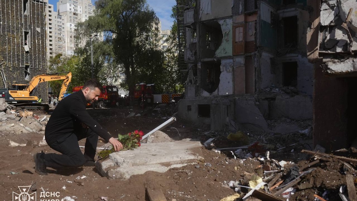 Зеленський вшанував пам'ять загиблих через російську атаку в Києві