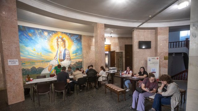 Репортаж: На місцях ударів в Києві тривають відновлювальні роботи, вибиті шибки закриті дошками, більшість бізнесів працює