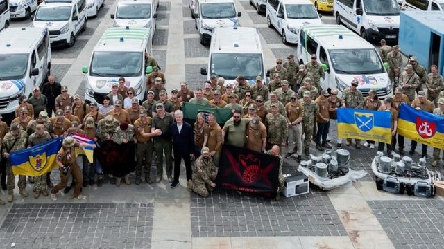 Американська Ukraine Focus та Фонд Порошенка передали ЗСУ 51 карету швидкої для евакуації поранених