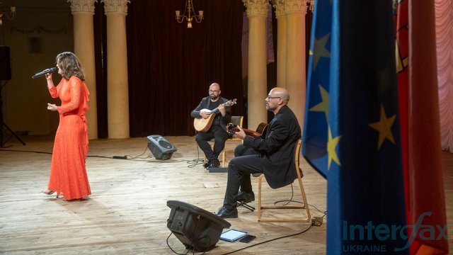 Сара Пайшау, вокал, Рікарду Ж. Мартінш, португальська гітара, Бруну Давід, гітара, виступають на концерті фаду. Національна філармонія України, Київ, 09.06.2026