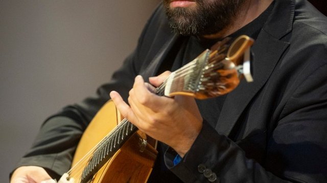 Рікарду Ж. Мартінш, португальська гітара, виступає на концерті фаду. Національна філармонія України, Київ, 09.06.2026