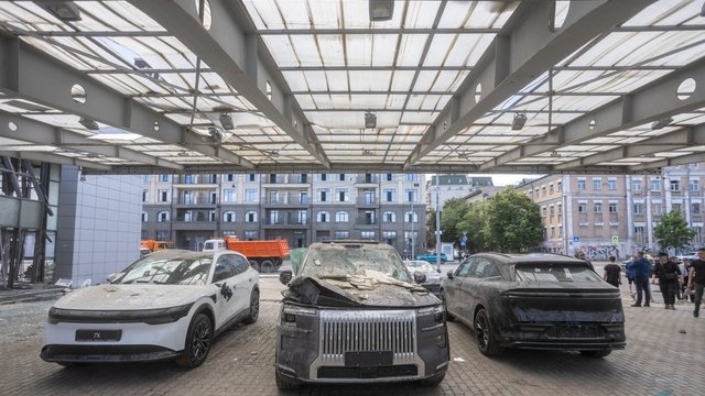 Автосалон електромобілів Zeekr. Вул. Набережно-Лугова, Київ, 02.06.2026
