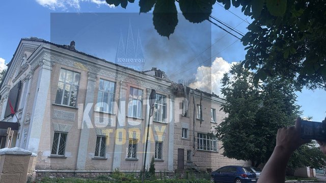 Окупанти завдали удару дронами по кінотеатру в Конотопі, відомо про двох поранених, одному відірвало ногу
