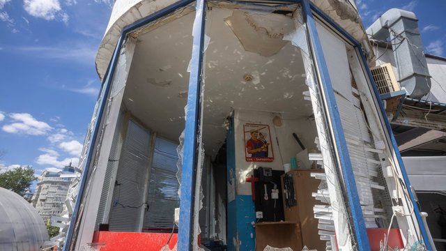 Автосалон електромобілів Zeekr. Вул. Набережно-Лугова, Київ, 02.06.2026