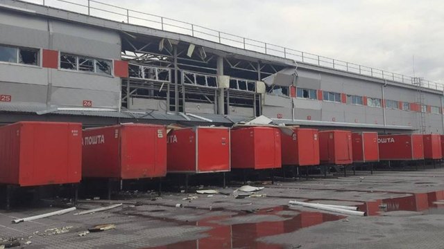 Ворог дроном пошкодив інноваційний термінал "Нової пошти" у Дніпрі