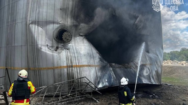Ворожі дрони влучили по території транспортного та будівельного підприємств на Одещині