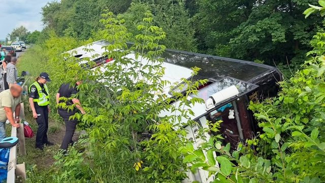 На Хмельниччині туристичний автобус з'їхав у кювет і перекинувся, встановлюється кількість постраждалих