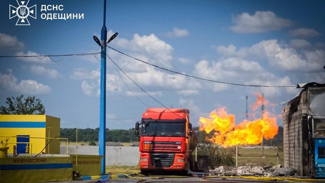 Росіяни вдарили по АЗС на Одещині, рятувальники ліквідували загрозу вибуху цистерни
