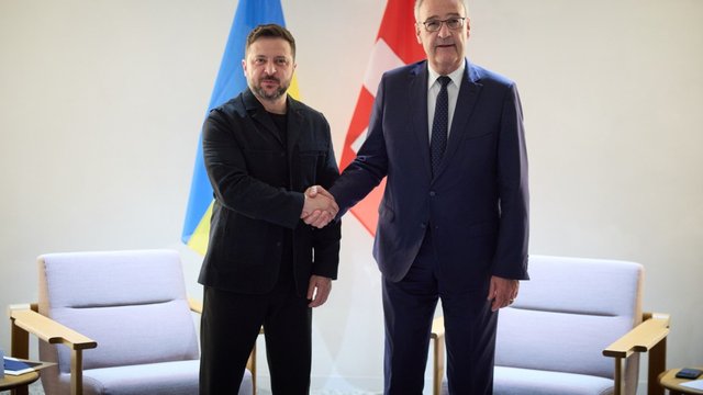 Президент України Володимир Зеленський під час зустрічі з президентом Швейцарії Гі Пармеленом у Женеві