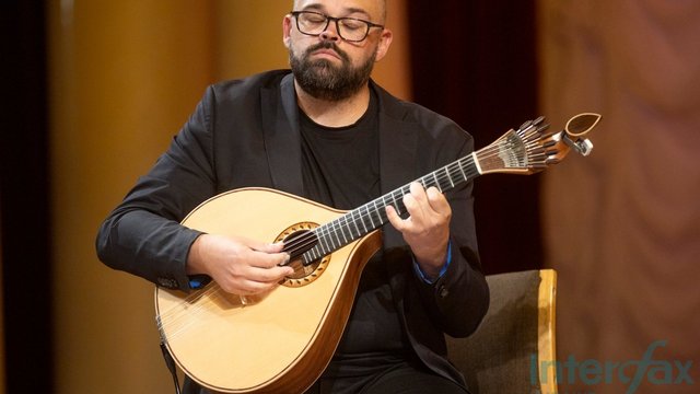 Рікарду Ж. Мартінш, португальська гітара, виступає на концерті фаду. Національна філармонія України, Київ, 09.06.2026