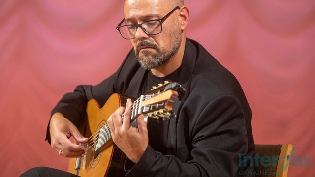 Бруну Давід, гітара, виступає на концерті фаду. Національна філармонія України, Київ, 09.06.2026