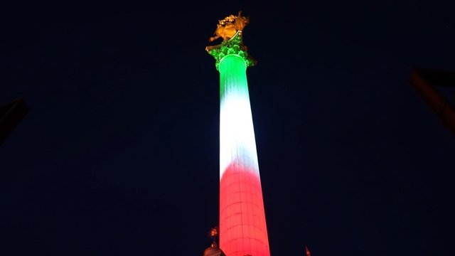 Монумент Незалежності в Києві вперше підсвітили у кольорах Італії з нагоди 80-річчя Італійської Республіки