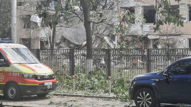 Удар оккупантов разрушил административную двухэтажку налоговой на Святошино в Киеве и повредил жилые дома вокруг