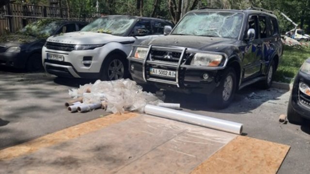 Удар оккупантов разрушил административную двухэтажку налоговой на Святошино в Киеве и повредил жилые дома вокруг