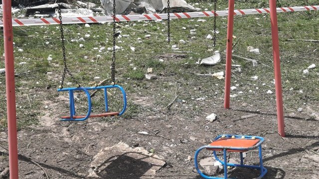 Удар оккупантов разрушил административную двухэтажку налоговой на Святошино в Киеве и повредил жилые дома вокруг