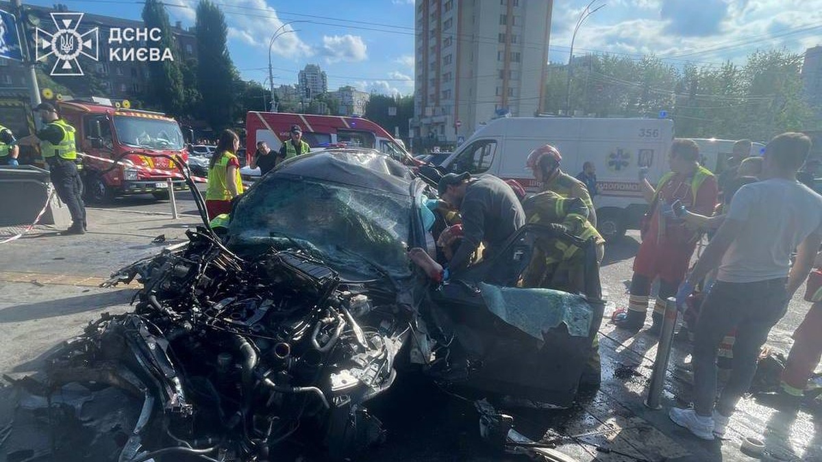 Car mounts sidewalk in Kyiv, killing 4 people