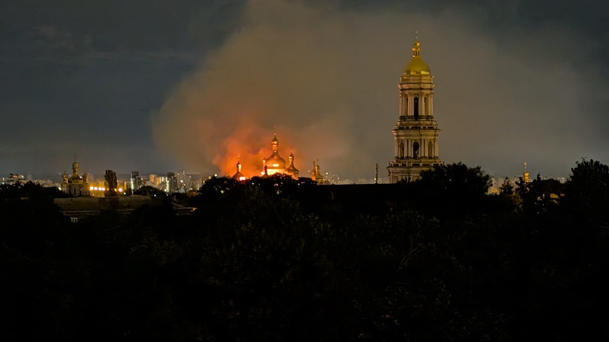 Успенський собор Києво-Печерської лаври горить внаслідок російської атаки