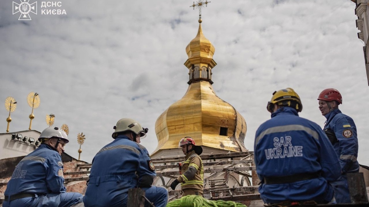 До аварійно-відновлювальних робіт у Києво-Печерській лаврі залучені 100 рятувальників та 30 одиниць спецтехніки