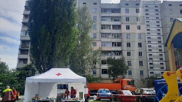 Удар оккупантов разрушил административную двухэтажку налоговой на Святошино в Киеве и повредил жилые дома вокруг