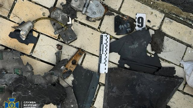 СБУ продемонстрировала обломки дрона "Герань", повредившего Киево-Печерскую лавру