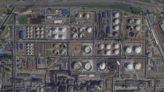 Генштаб ЗСУ показав супутникові знімки Московського НПЗ після атаки українських дронів