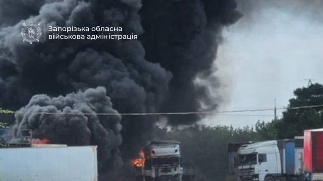 Запорізька ОВА: Окупанти завдали удару по автостоянці з вантажівками, попередньо – без постраждалих
