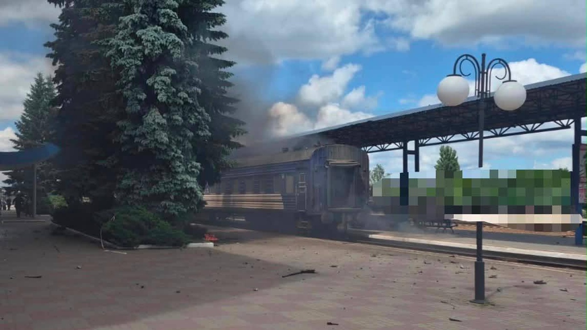 Росія дроном атакувала територію вокзалу у Сумах, 