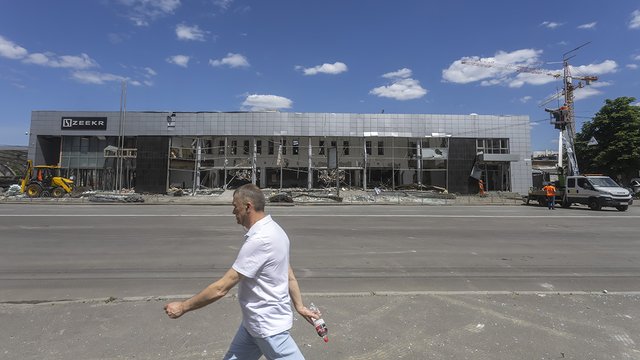 Автосалон електромобілів Zeekr. Вул. Набережно-Лугова, Київ, 02.06.2026