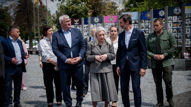 Главы МИД Украины и Словакии во время встречи в Виннице почтили память украинских защитников