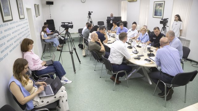 Учасники ринку закликають до обмеження переліку та дозування ліків на АЗС