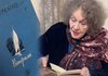 “Це вже історія”: Ліні Костенко показали одну з її перших книжок, видану 68 років тому