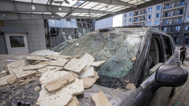 Автосалон електромобілів Zeekr. Вул. Набережно-Лугова, Київ, 02.06.2026