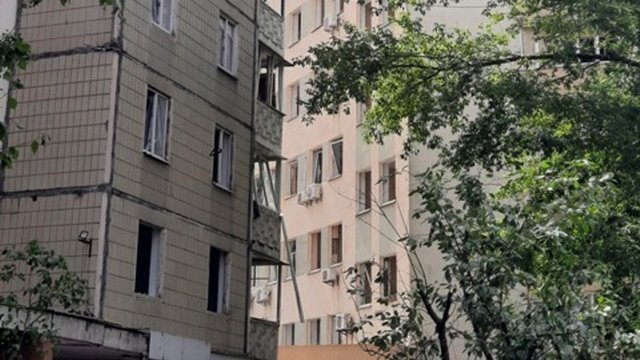 Удар оккупантов разрушил административную двухэтажку налоговой на Святошино в Киеве и повредил жилые дома вокруг