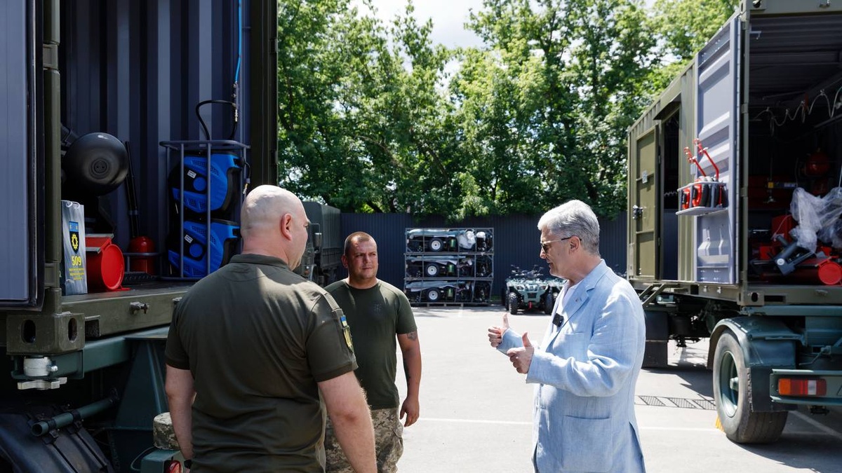 Порошенко передав у ЗСУ 9 комплексів для ремонту техніки і першу партію модернізованих "Ай-Петрі"
