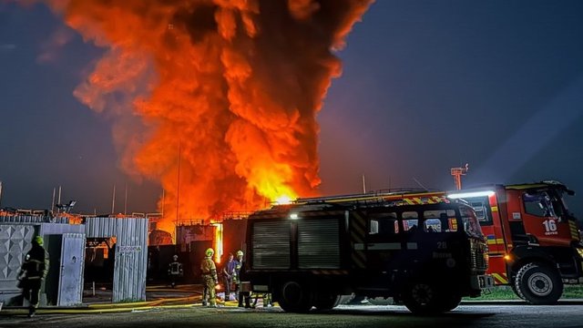 В Киевской области потушили пожар площадью 2000 кв. м после удара БПЛА по объекту инфраструктуры – ГСЧС
