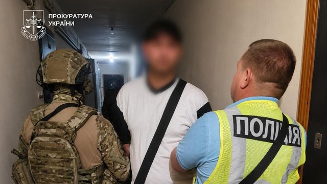У Києві ремонтник напав з ножем і гранатою на пенсіонерку та пограбував її